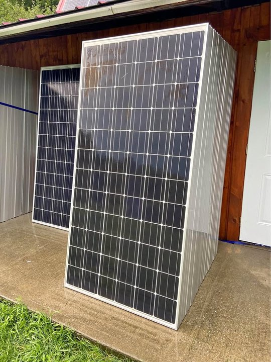 Panneaux solaires SunEdison de 330 W usagés, empilés