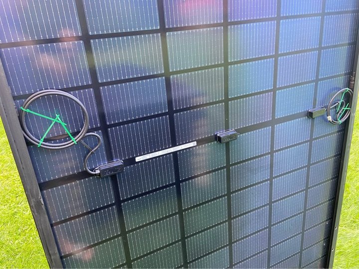 Arrière d'un panneau solaire bifacial neuf de 500 W : la lumière traverse le verre